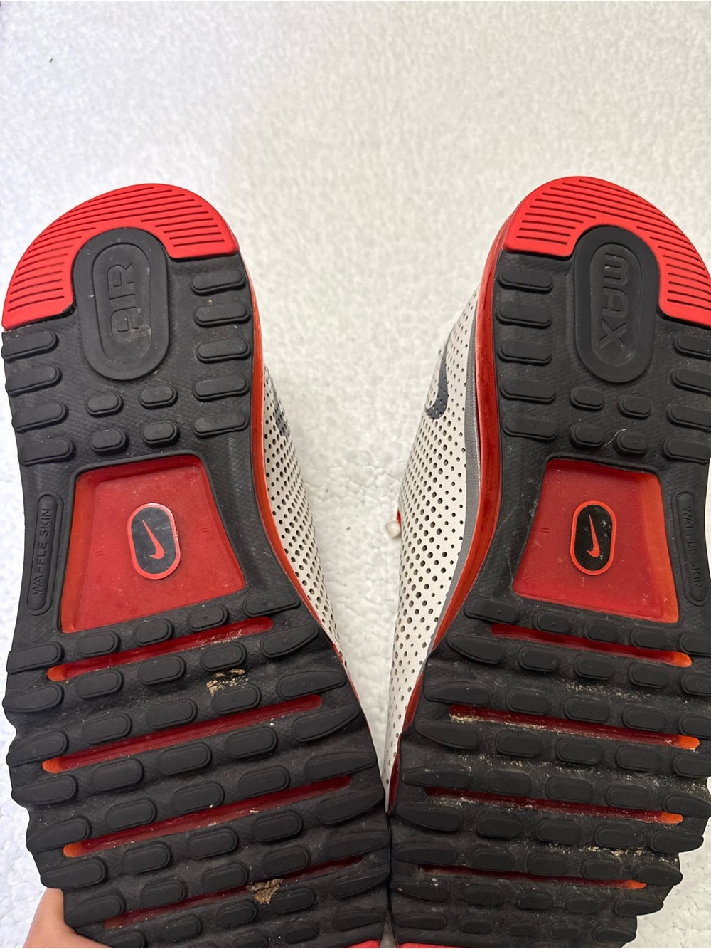 Mens sz 10 Nike Air Max Motion 2013
Gray and Red Perforated Athletic Sneakers - Picture 7 of 10
